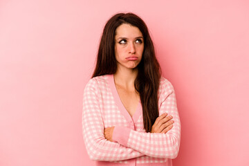 Obraz premium Young caucasian woman isolated on pink background tired of a repetitive task.