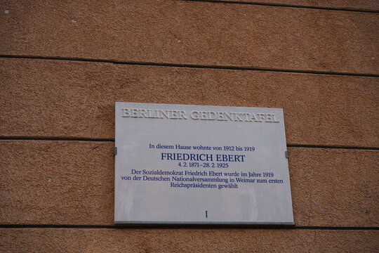 Berliner Gedenktafel der K&ouml;niglichen Porzellan-Manufaktur (KPM) f&uuml;r den ersten Reichspr&auml;sidenten der Weimarer Republik Friedrich Ebert an seinem ehemaligen Wohnhaus in Berlin, 05.09.2022