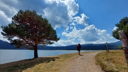 Bordeando el lago Matemale