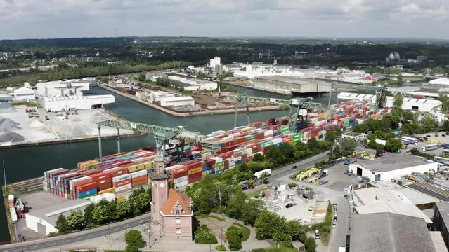 seitlicher Flug &uuml;ber den Hafen in Dortmund mit dem alten Zollgeb&auml;ude im Vodergrund