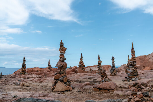 Steinm&auml;nnchen an der eindrucksvollen K&uuml;stenlandschaft der Region Ogliastra in Arbatax auf Sardinien Italien