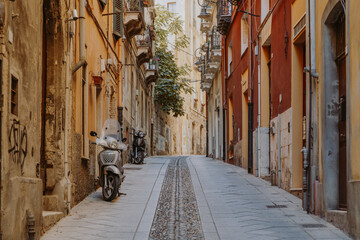 Straßenszene mit Roller in Cagliari die Hauptstadt von Sardinien 