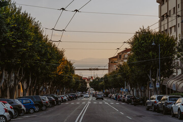 Naklejka premium Straßenszene mit Blick hinter zum Hafen von Cagliari die Hauptstadt von Sardinien 