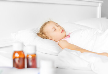 Obraz na płótnie Canvas The child sleeps when sick.