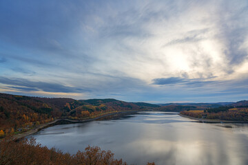 Biggesee vom Aussichtspunkt Biggeblick und die umliegenden Wälder im Herbst bei Sonnenuntergang