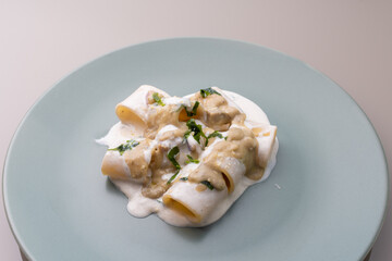 paccheri con panna e funghi e prezzemolo