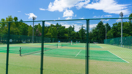 屋外のテニスコートがある風景