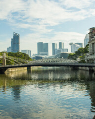 Obraz premium Cavenagh Bridge, Singapore with skyscrapers background 
