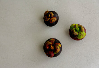 Fruit Mangosteen or mangosteen, is a light green fruit, at first and then when ripe, it turns purple, it is native to Southeast Asia.