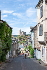 Vue sur les ruines de la forteresse royale de Najac depuis le village, plus beau village de France, Aveyron, Occitanie, France - 528484470