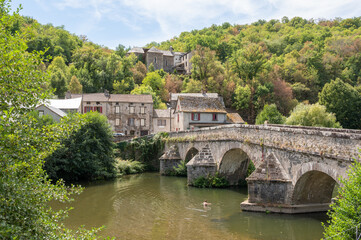 Fototapeta na wymiar Baignade dans le Viaur au Pont de Cirou, vieux pont sur le Viaur, entre Tarn et Aveyron, Occitanie, France