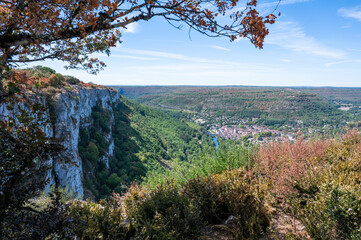Vue sur Saint-Antonin-Noble-Val et les gorges de l'Aveyron depuis le belvédère du Roc d'Anglars, Tarn et Garonne, Occitanie, France