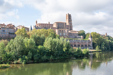 Albi : vue sur la cathédrale et le palais de la Berbie depuis le Tarn, tourisme Occitanie, France