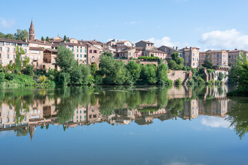 Fototapeta na wymiar Albi : vue sur la rivière Tarn depuis le jardin du palais de la Berbie, Occitanie, France