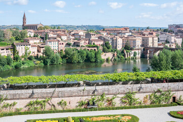 Albi : vue sur le jardin, la rivière Tarn et le pont neuf depuis le jardin du palais de la Berbie, Occitanie, France