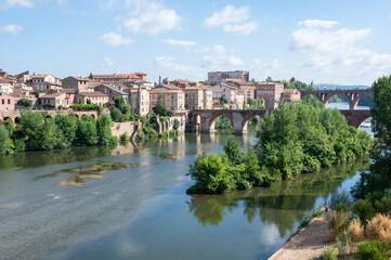 Fototapeta na wymiar Albi : vue sur la rivière Tarn et le pont neuf depuis le jardin du palais de la Berbie, Occitanie, France