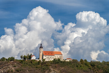 Bogenberg mit  der Wallfahrtskirche Mariä Himmelfahrt | Niederbayern