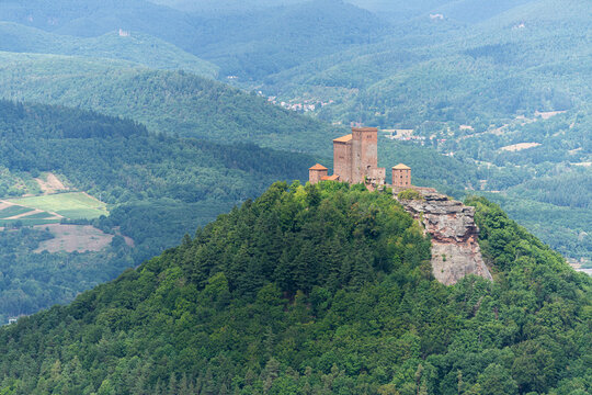 Burg Trifels aus dem Mittelalter in Annweiler am Trifels im Pf&auml;lzerwald in Rheinland Pfalz in Deutschland