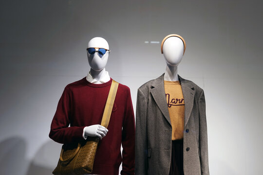 Comfortable casual clothes are worn on the mannequins installed in the shop window.