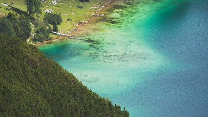 Bergsee mit türkisblauem Wasser