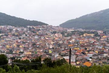 Ausblick auf die Gemeinde Arbus in den Bergen auf SüdSardinien in Italien mit Wolken in den Hügeln