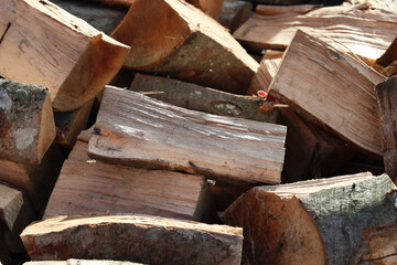 Pryzma drewna opałowego leży przygotowana na zimę. 