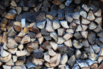 Pryzma drewna opałowego leży przygotowana na zimę.  - obrazy, fototapety, plakaty