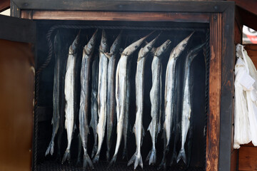 Wędzenie ryb złowionych w morzu. Zdrowe jedzenie.  - obrazy, fototapety, plakaty