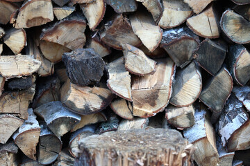 Pryzma drewna opałowego leży przygotowana na zimę.  - obrazy, fototapety, plakaty
