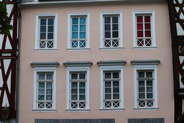 Fototapeta na wymiar alte Hausfassade mit bunten Fenstern