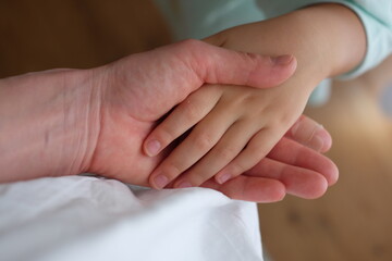 親子の手つなぎ