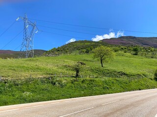 Un campo en una montaña