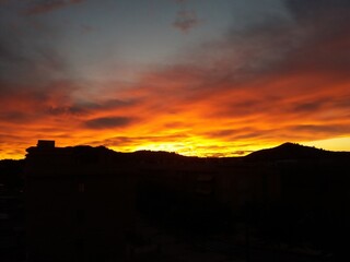 Un atardecer intenso en otoño