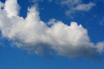Obraz premium A large cloud against a clear blue sky on a bright sunny day