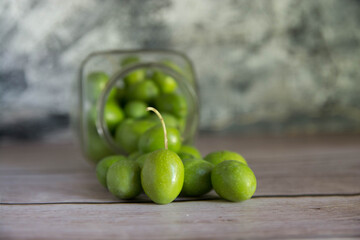 Grupo de aceitunas olivas ecologicas. Close up. Space text.