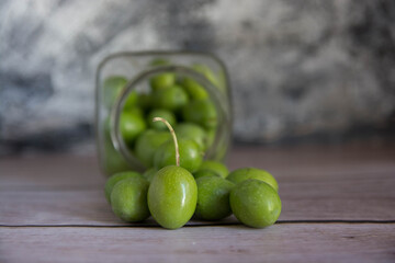 Grupo de aceitunas olivas ecologicas. Close up. Space text.