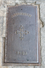 Tombino stradale dell'acquedotto di Pisa con stemma