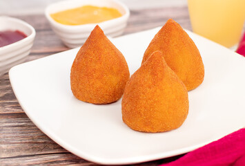 Coxinha de frango frita em óleo. fritura de frango deliciosa. 