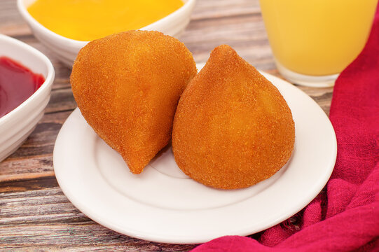 Coxinha de frango frita em &oacute;leo. fritura de frango deliciosa. 