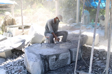 Breathing Life Into STONE, Stone Artisans or Stone Masons Who Tirelessly Toil To Create Masterpieces From Black Granite Stone. Odisha, Balasore, Date Taken - 01 Sept 2022 - obrazy, fototapety, plakaty