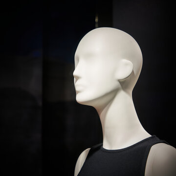 Kopf einer weiblichen Schaufensterpuppe in einem Schaufenster einer Einkaufsstraße in Berlin