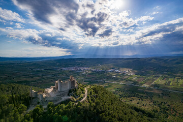 Fotografía del castillo de Alcalá / Alcossebre, ubicado en la sierra de Irta, durante un...