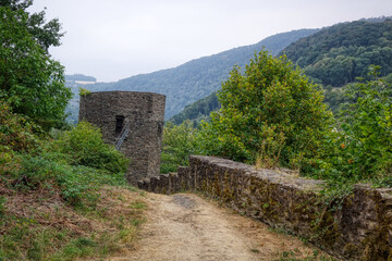 Mittelalterliche Stadtmauer und schiefer Turm in  Dausenau an der Lahn