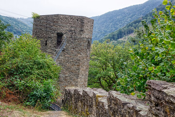 Mittelalterliche schiefer Turm und Stadtmauer in  Dausenau an der Lahn