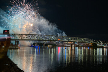 fuegos pirotécnicos en los puentes de Cincinnati, Ohio labor day
