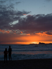 Fototapeta premium silhouette of a couple walking on the beach