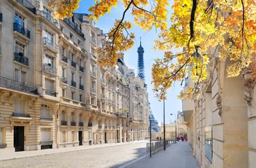Foto op Plexiglas eiffeltour en de straat van Parijs © neirfy