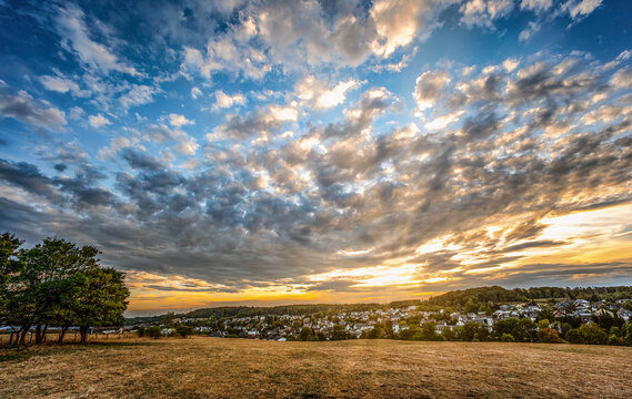 Der Westerwald -Blick &uuml;ber Rennerod im Sonnenuntergang