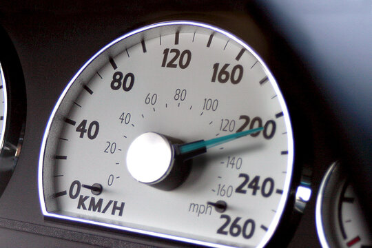200 Kilómetros por Hora, Velocímetro vehículo deportivo