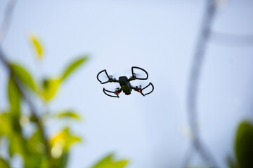 Drone con cámara sobrevolando la naturaleza 